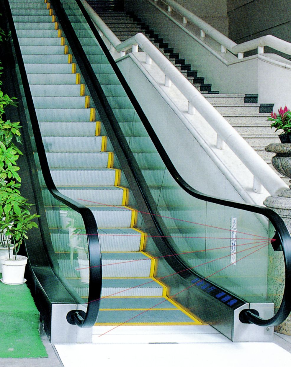 Escalator lower landing detail